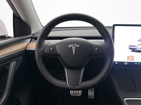 Tesla Model Y 14 of 30