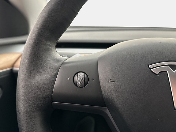 Tesla Model Y 15 of 30