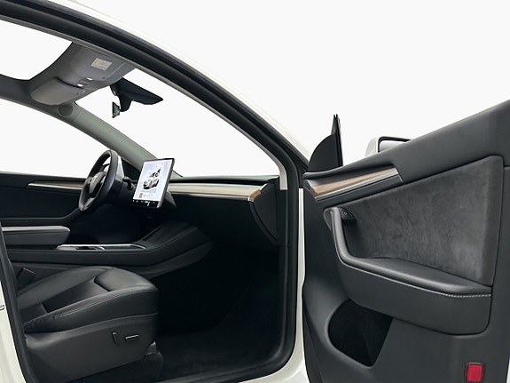 Tesla Model Y 24 of 30