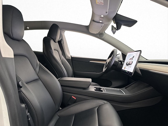 Tesla Model Y 25 of 30