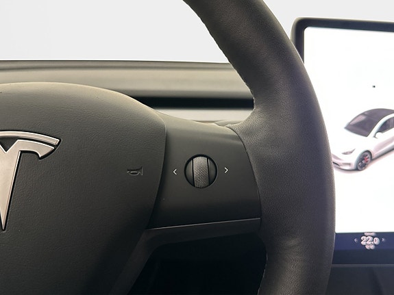 Tesla Model Y 16 of 30
