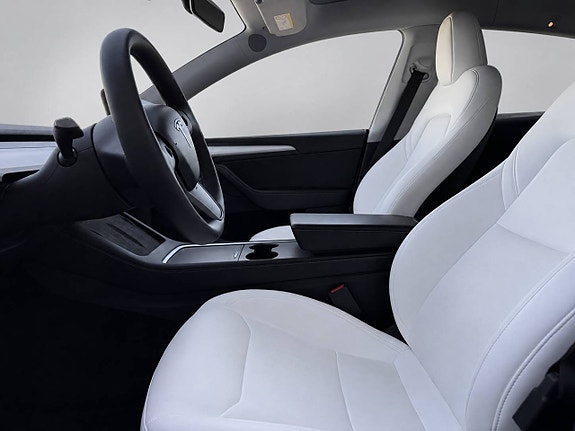 Tesla Model Y 8 of 10