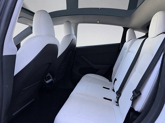 Tesla Model Y 9 of 10