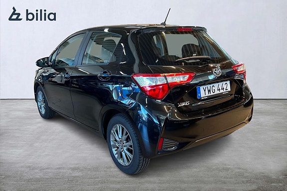 Toyota Yaris 2 of 18