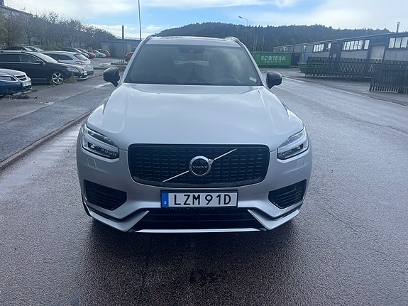 Volvo XC90 2 of 8