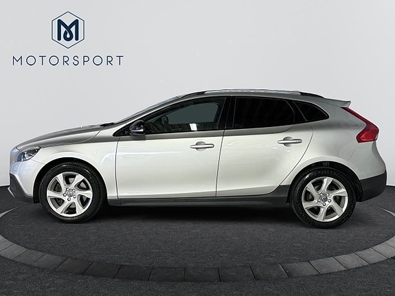 Volvo V40 Cross Country 2 of 24