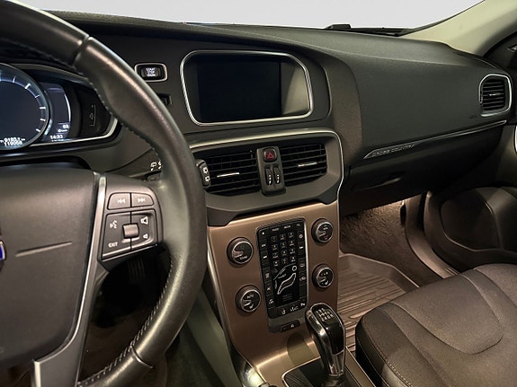 Volvo V40 Cross Country 12 of 24