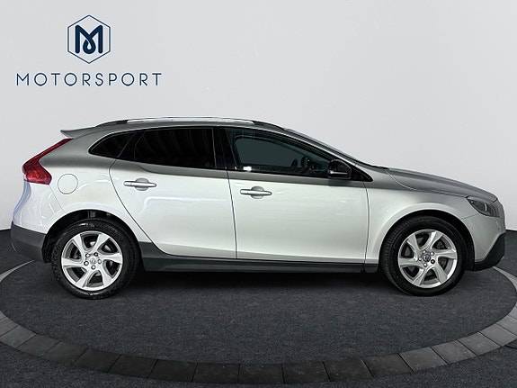 Volvo V40 Cross Country 9 of 24