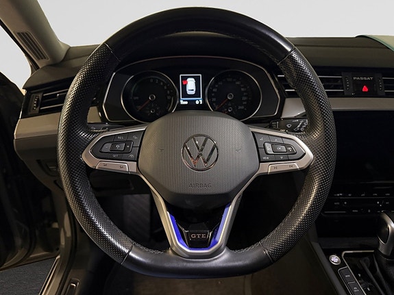 Volkswagen Passat 16 of 25