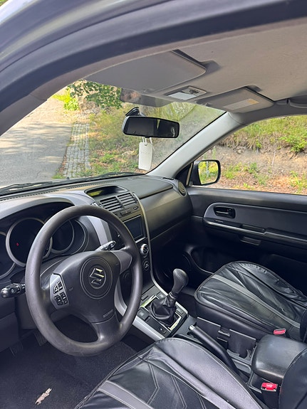 Suzuki Grand Vitara 4 of 6
