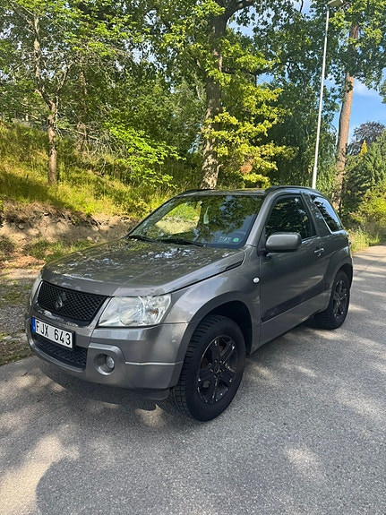 Suzuki Grand Vitara 2 of 6