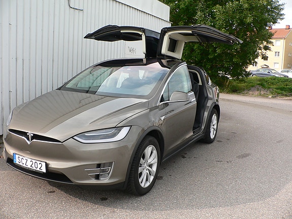 Tesla Model X 5 of 6