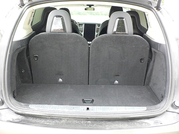 Tesla Model X 4 of 6