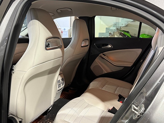 Mercedes-Benz A180 3 of 4