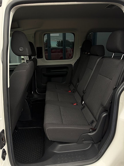Volkswagen Caddy Maxi 17 of 26