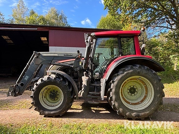 Traktor Valtra N142 med frontlastare 2 of 6