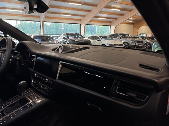 Porsche Macan S 18 of 26
