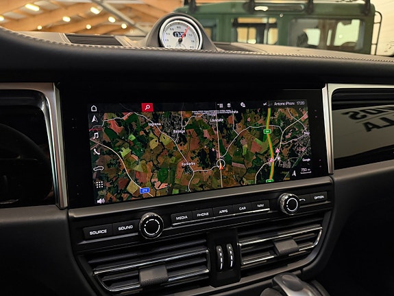 Porsche Macan S 11 of 26