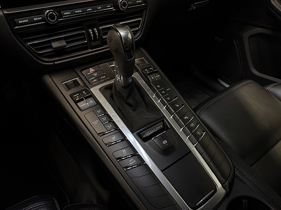 Porsche Macan S 13 of 26