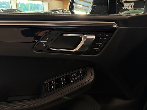 Porsche Macan S 15 of 26