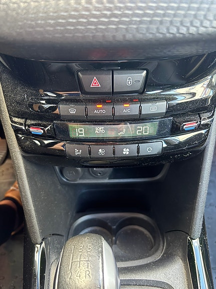 Peugeot 2008 14 of 15