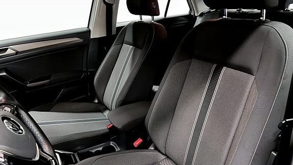 Volkswagen T-Roc 8 of 21