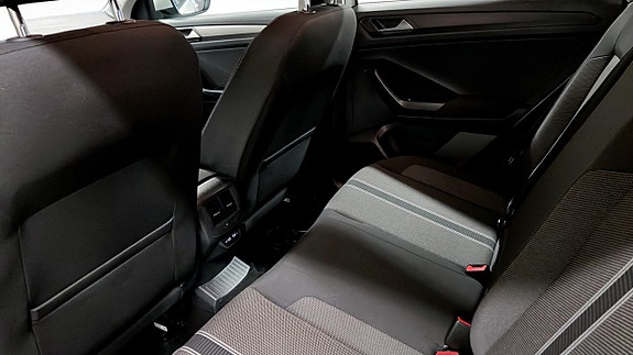 Volkswagen T-Roc 11 of 21