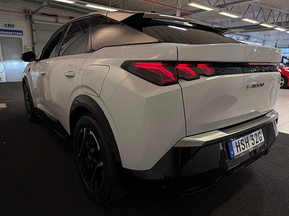 Peugeot e-3008 5 of 23