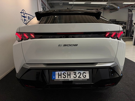 Peugeot e-3008 4 of 23