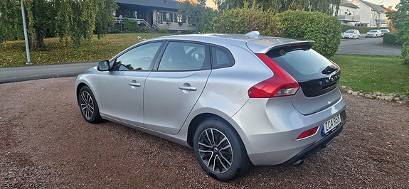 Volvo V40 2 of 6