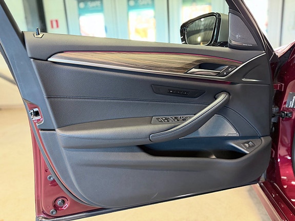BMW M550i 14 of 27