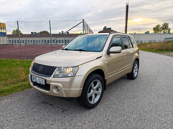 Suzuki Grand Vitara 2 of 5