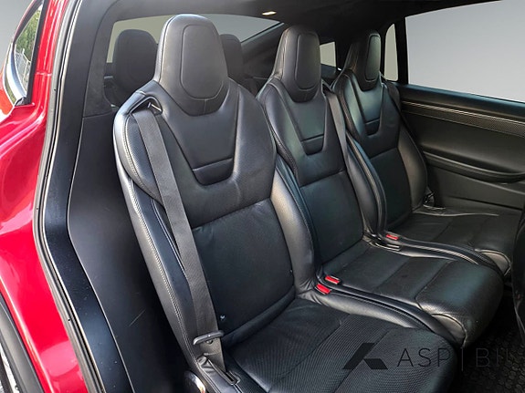 Tesla Model X 16 of 17