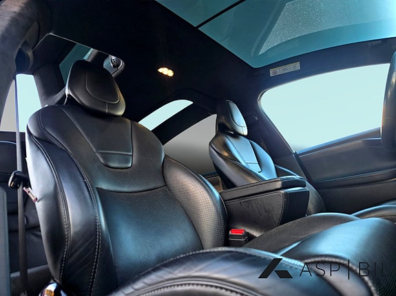 Tesla Model X 13 of 17