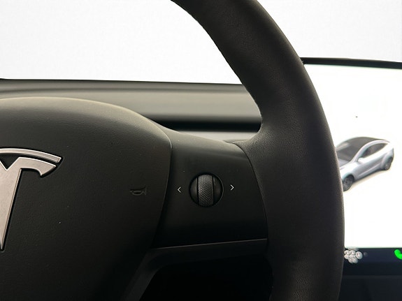 Tesla Model Y 28 of 30