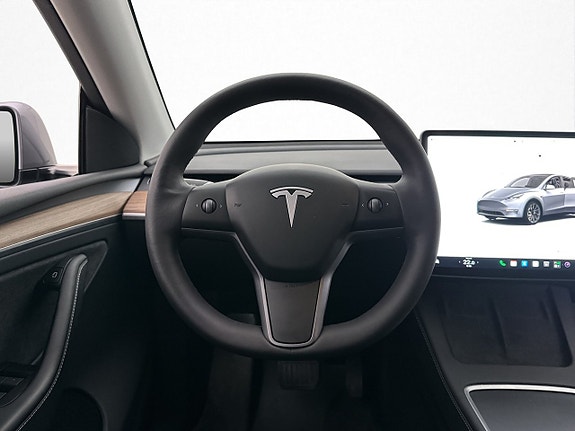 Tesla Model Y 15 of 30