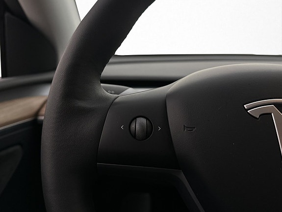 Tesla Model Y 29 of 30