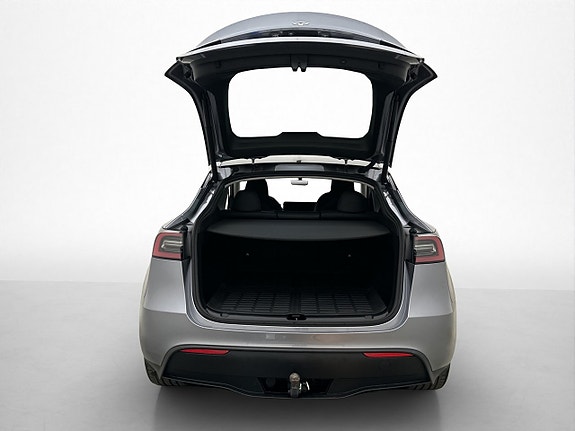 Tesla Model Y 10 of 30