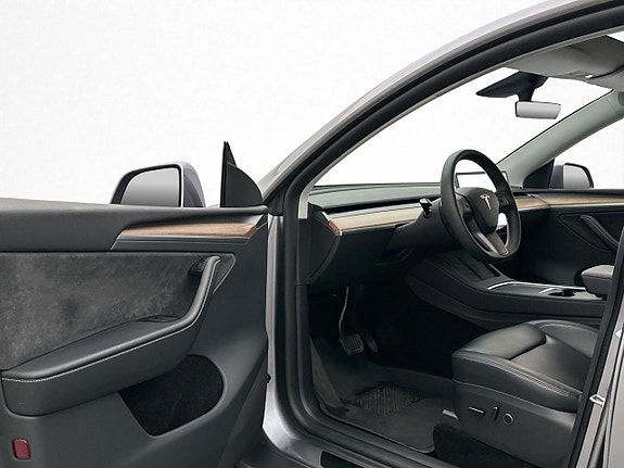 Tesla Model Y 16 of 30