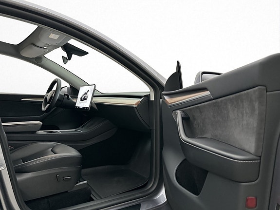 Tesla Model Y 12 of 30