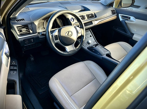 Lexus CT200h 7 of 13