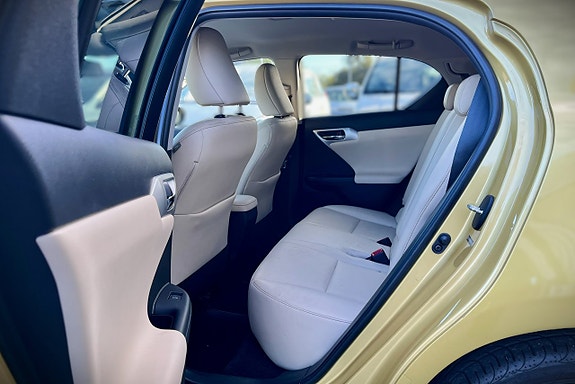 Lexus CT200h 12 of 13