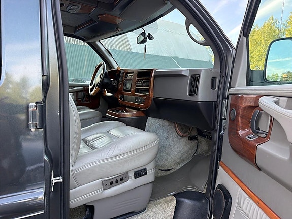 Chevrolet Express 23 of 30