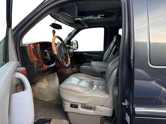 Chevrolet Express 12 of 30
