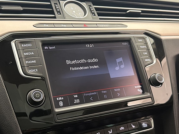 Volkswagen Passat 22 of 30