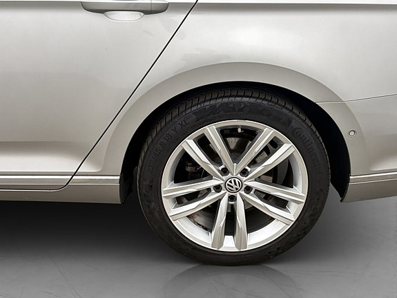 Volkswagen Passat 28 of 30