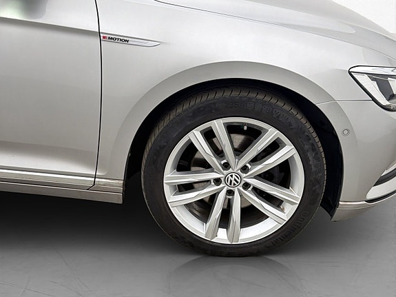 Volkswagen Passat 30 of 30