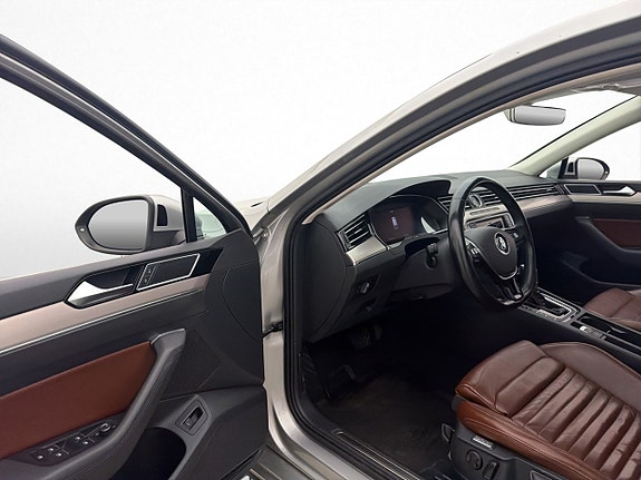 Volkswagen Passat 15 of 30