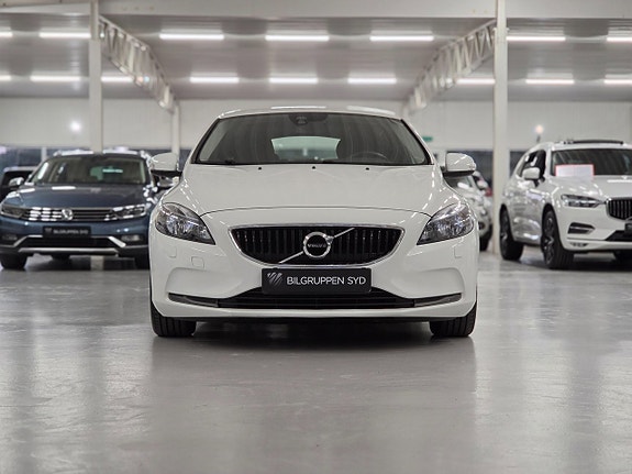 Volvo V40 2 of 21