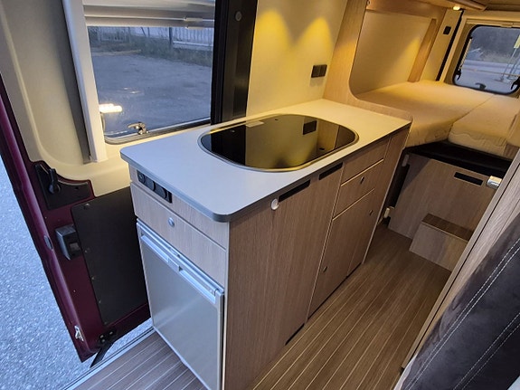 Pössl Roadcar 640 långbäddar, dragkrok, solcell, multimedia, luftfjädring 13 of 26